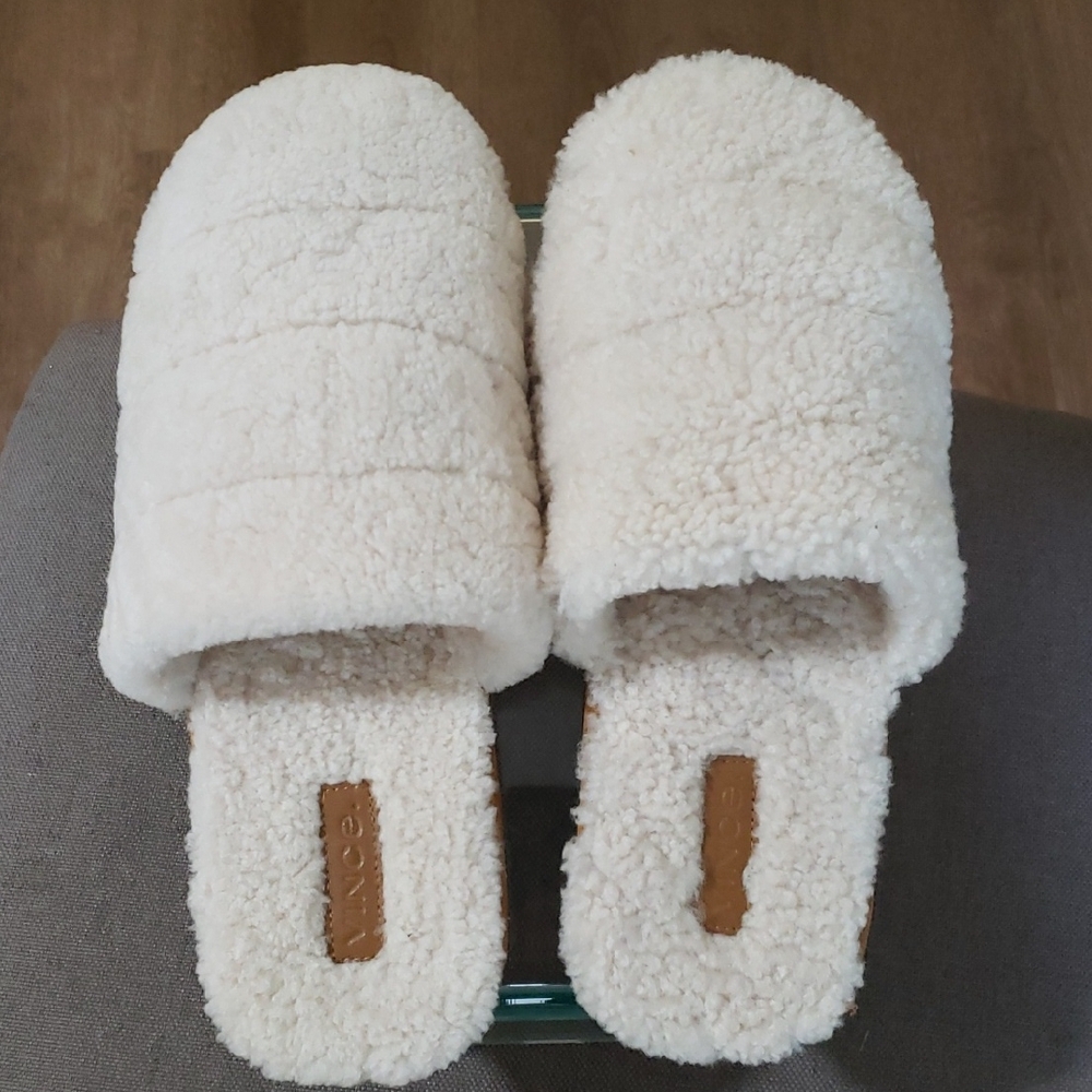 Vince Cream lamb skin Slippers.